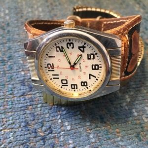 Mens Quartz watch with leather band and unused original band